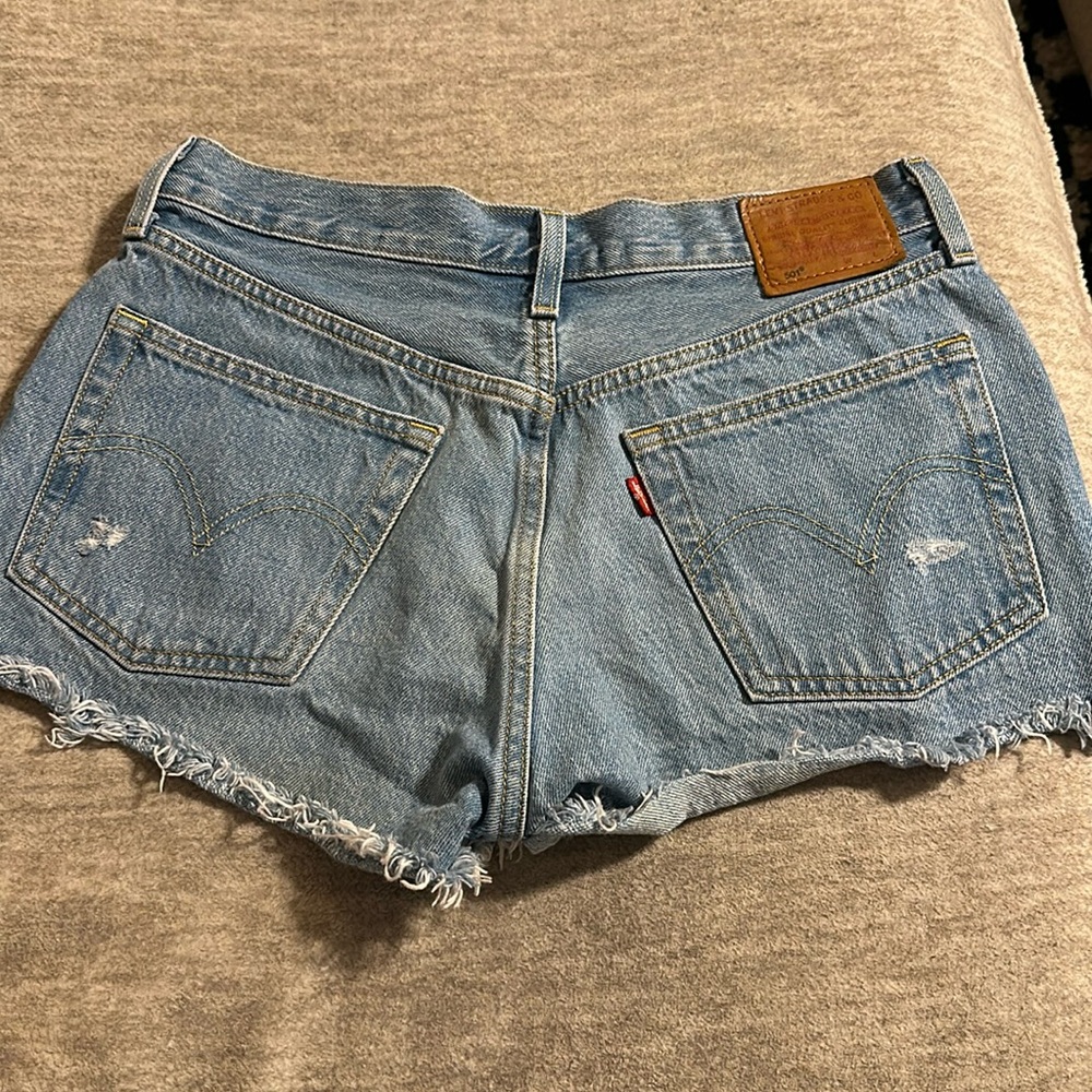Levi 501 shorts -size 28